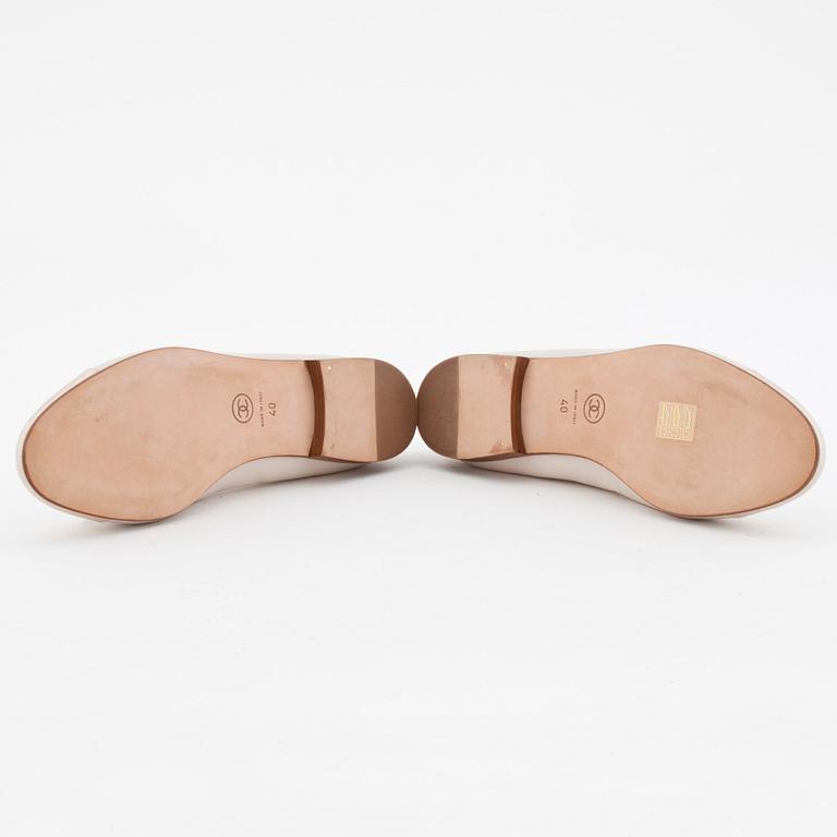 CHANEL, a pair of beige leather ballet flats.