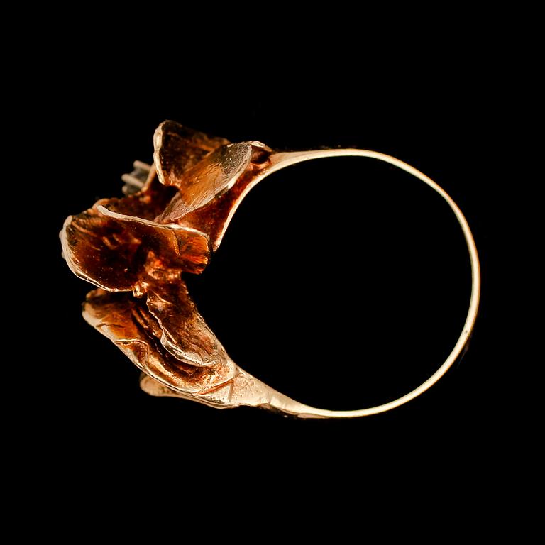 RING, 14 k guld, AJS, med smaragd och briljanter. Vikt 10 g.