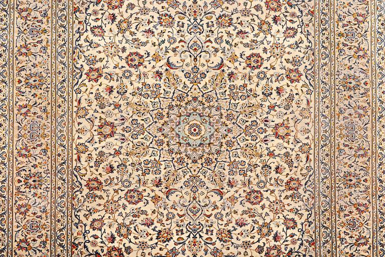 A carpet, Kashan, ca 345 x 250 cm.