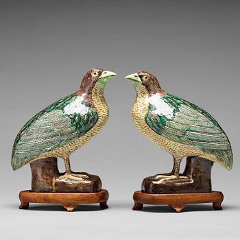 A pair of famille verte figures of quails, Qing dynasty, 19th Century.