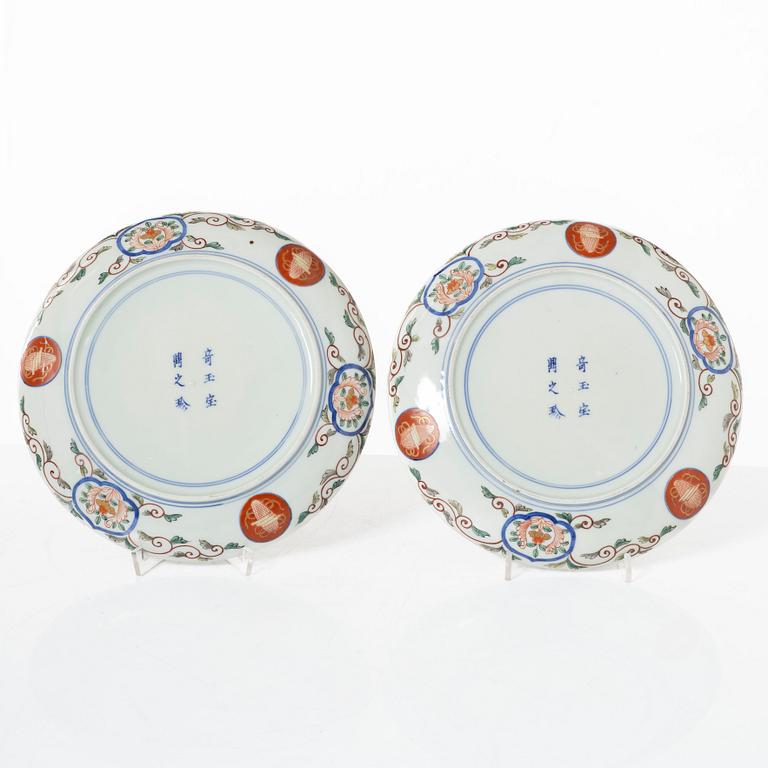 Tallrikar, fyra stycken, samt tekanna med lock, porslin. Japan, Meiji (1868-1912).