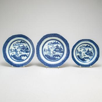 A blue and white part dinner service, Qing dynasty, 19th Century. (32 pieces).