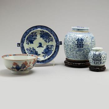 A blue and white Fitz-Hugh armorial hot water dish, an Imari bowl and two blue and whtie jars, Qing dynasty, 18/19th.