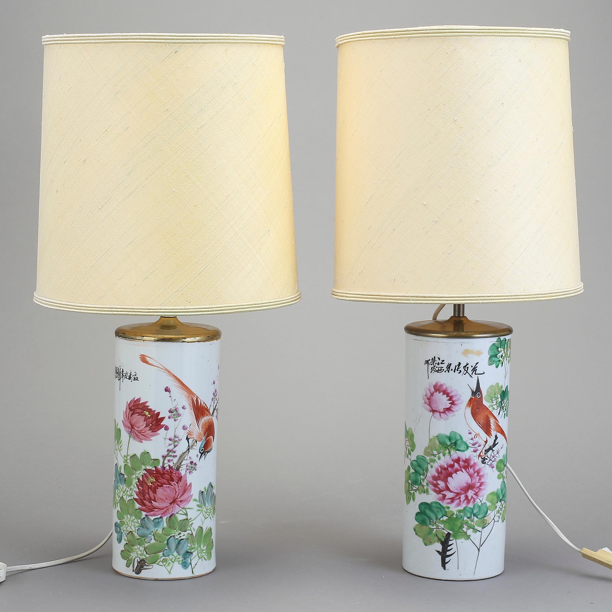 BORDSLAMPOR, ett par, porslin och mässing, Kina 1900-tal.