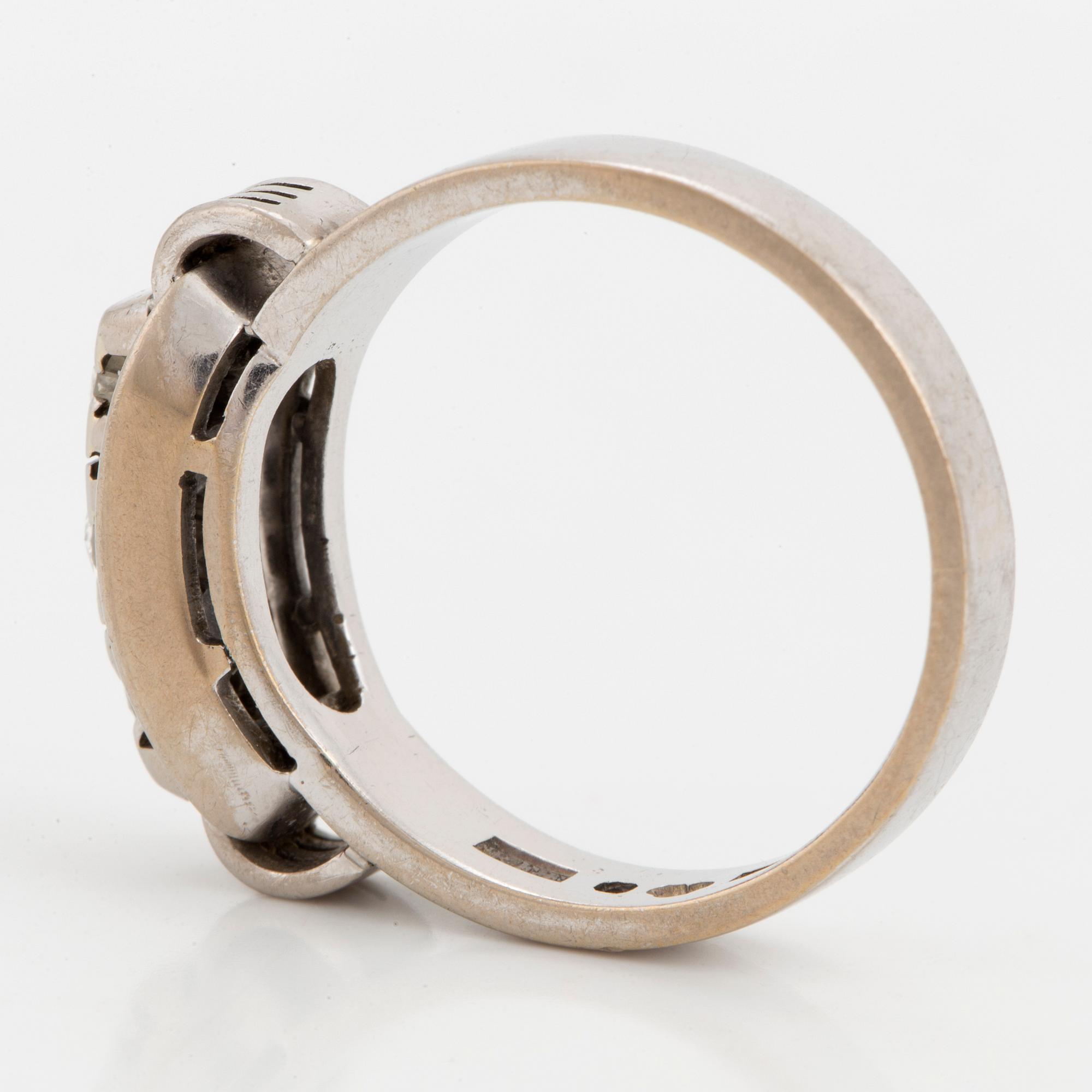 RING, med tre briljantslipade diamanter.