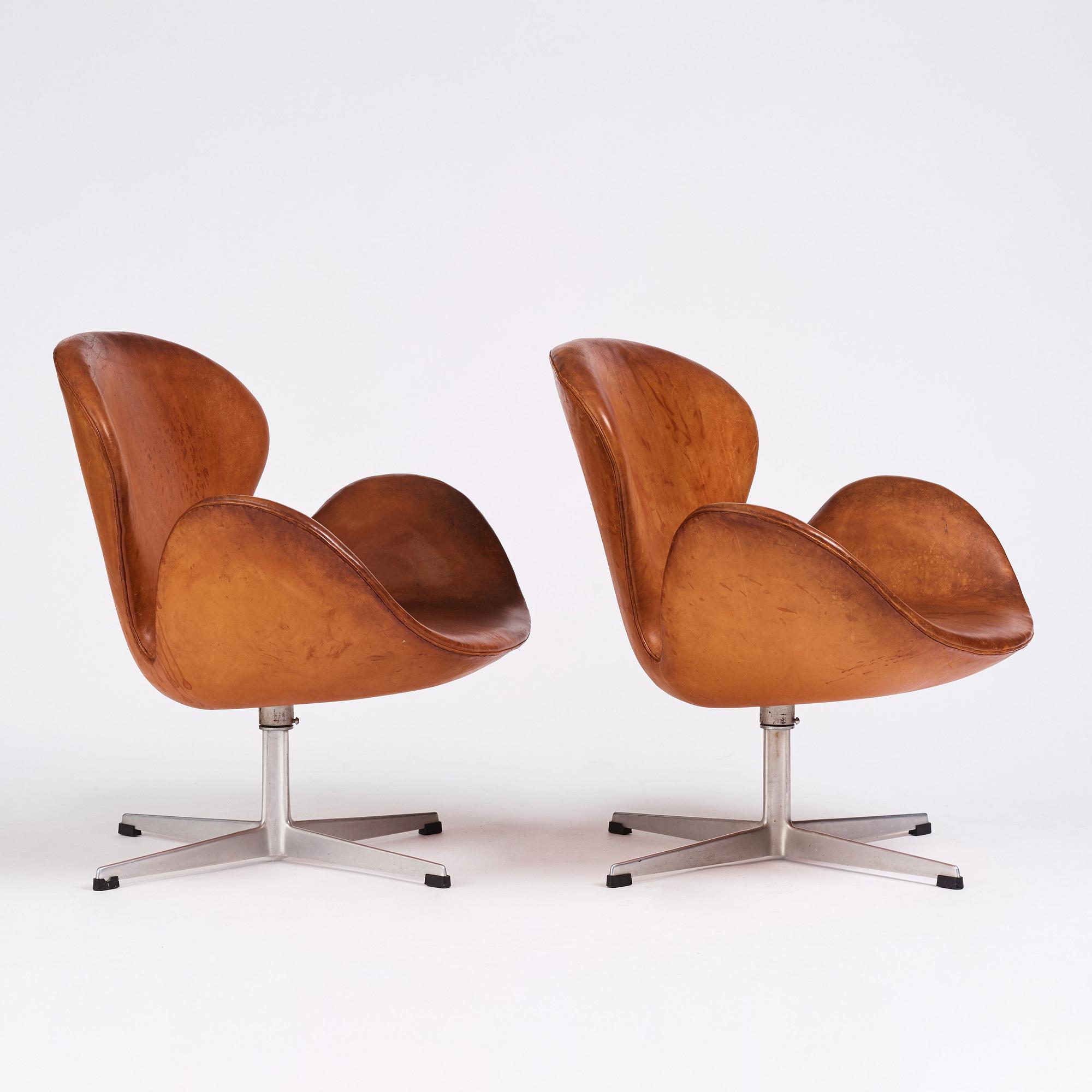 Arne Jacobsen, a pair of 'Swan' easy chairs, Fritz Hansen, Denmark 1960s.