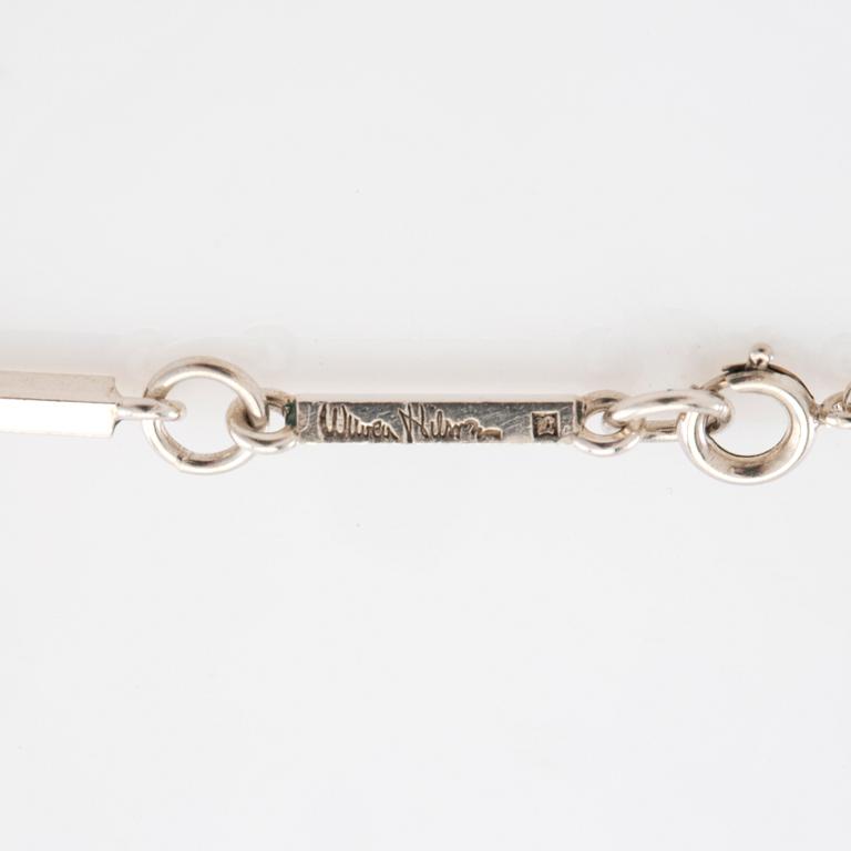 Wiwen Nilsson, Collier av silver och fasetterade bergkristaller i form av ett kors, Lund 1937.