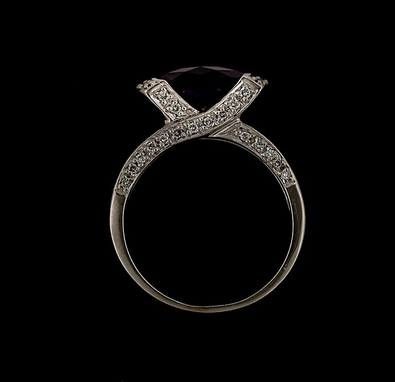 RING, 18k vitguld med rutslipad ametist o briljantslipade diamanter tot ca0,40ct. Vikt 8,2g.