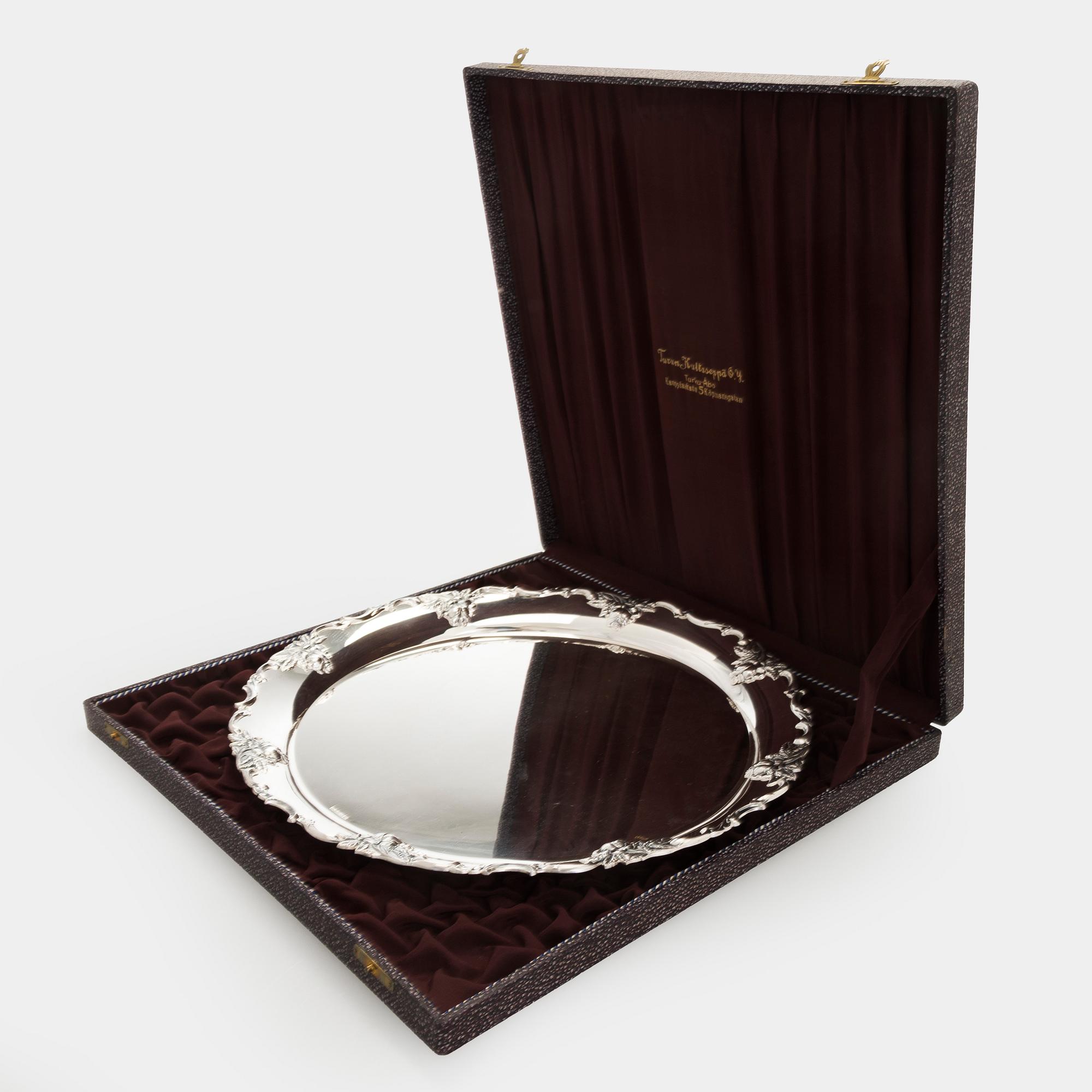 Tarjotin, hopeaa, Auran Kultaseppä Oy, Turku 1976.