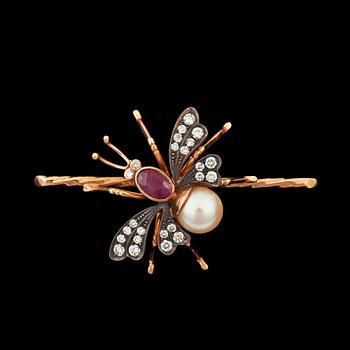 1019. BROSCH  i form av en fjäril med odlad pärla 7 mm, rubin 0.70 ct samt diamanter totalt 0.37 ct.