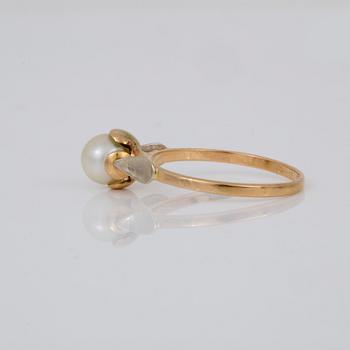RING samt ÖRHÄNGEN, ett par, med odlade pärlor, 18K guld.