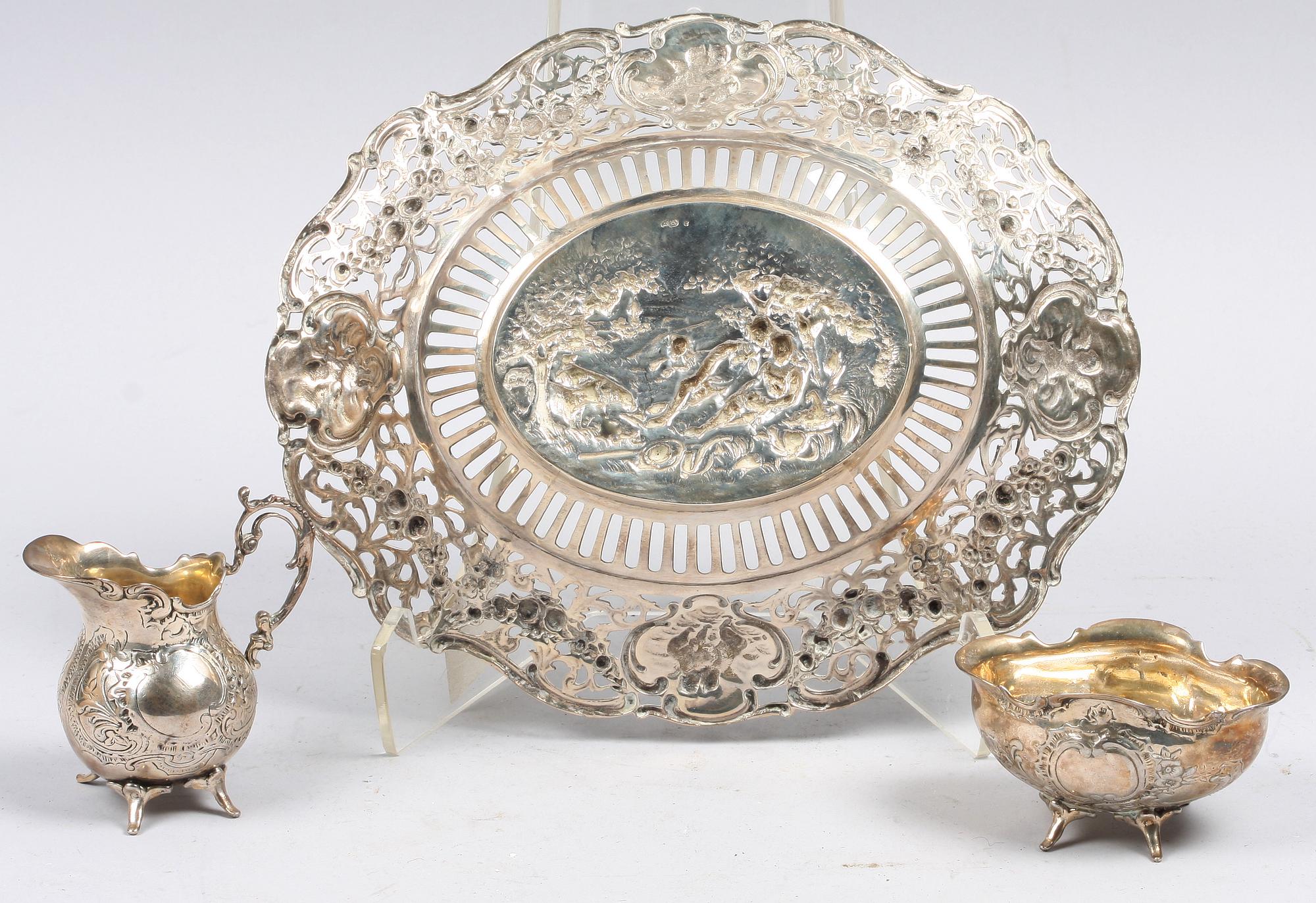 FAT SAMT SOCKERSKÅL OCH GRÄDDKANNA, silver, rokokostil, bla GEWE, 1900-tal.