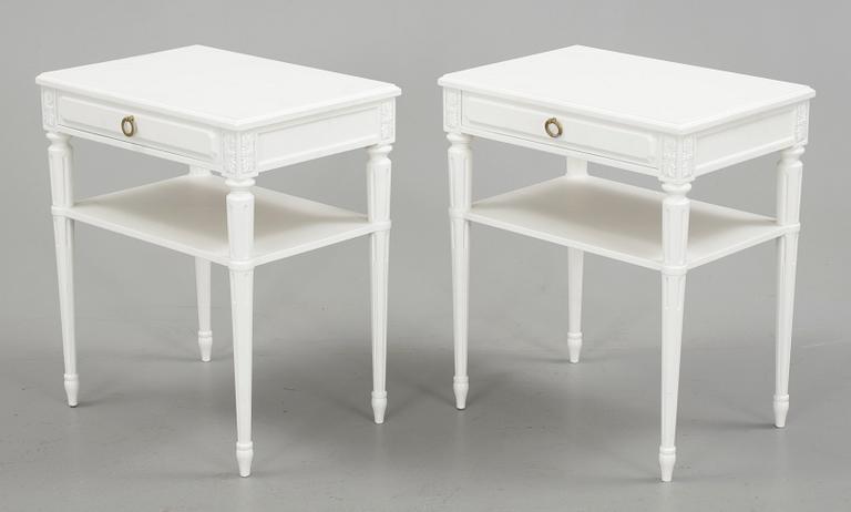 SÄNGBORD, ett par, gustaviansk stil, omkr 1900-talets mitt.