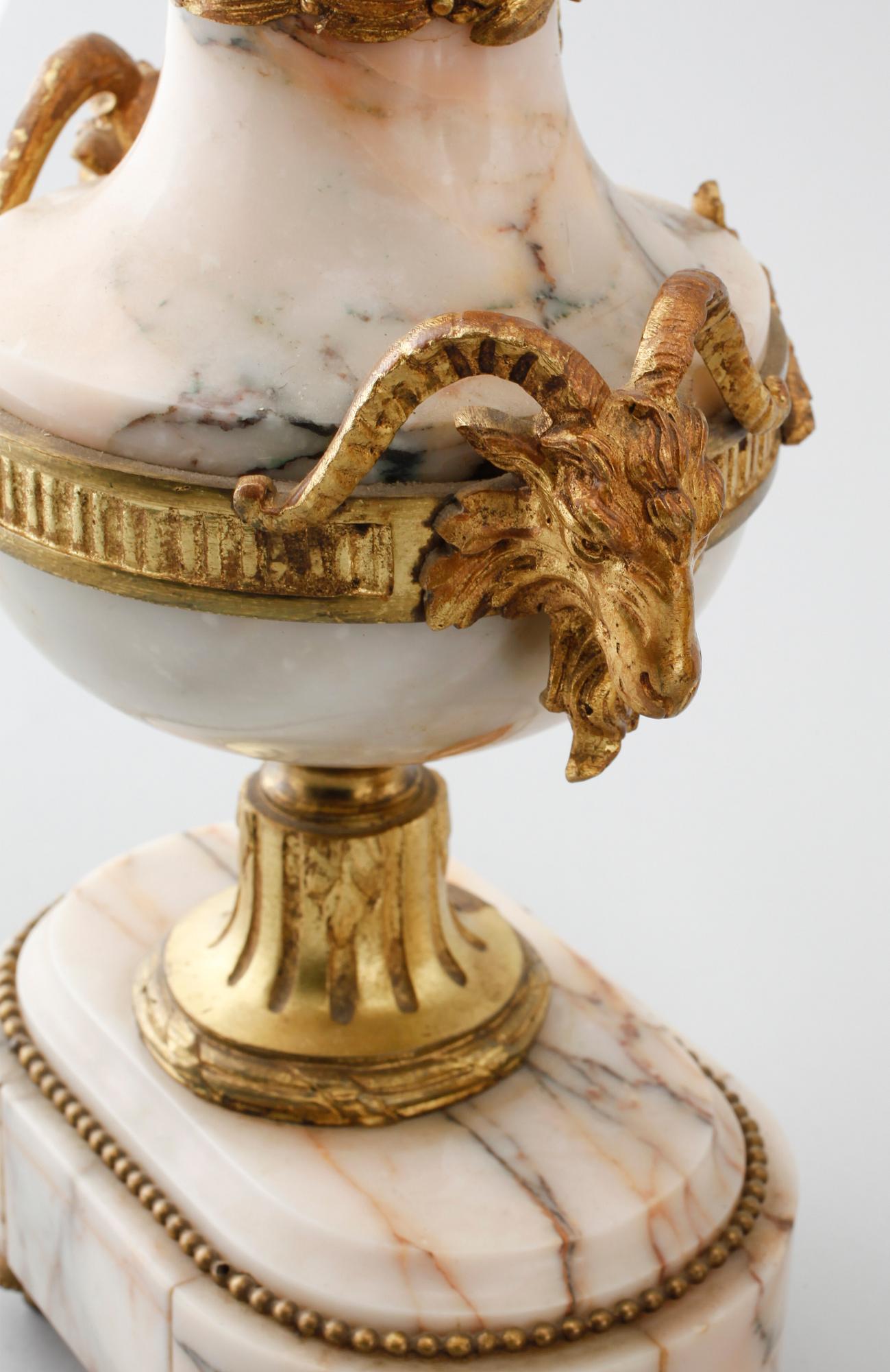 A table clock and two decoratives urn, around year 1900.