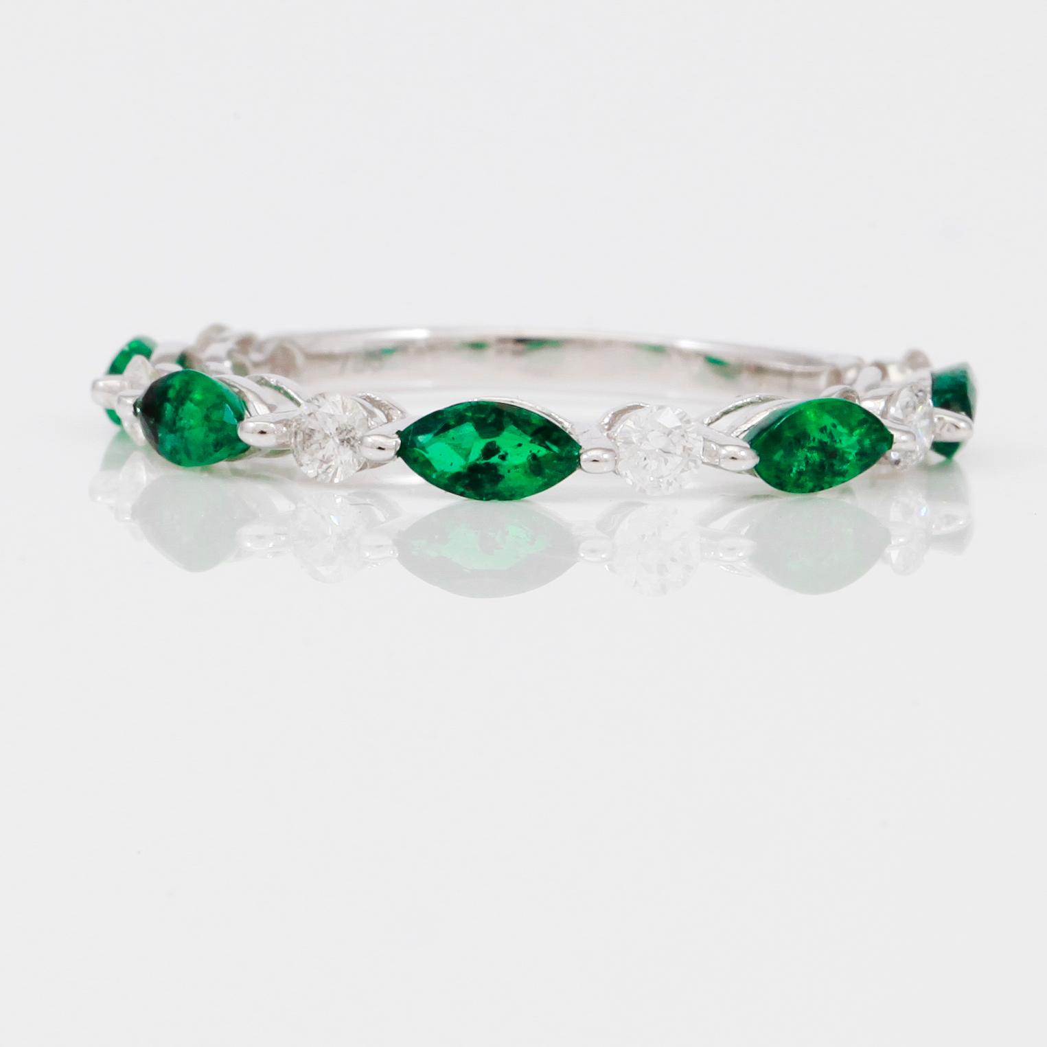 RING, smaragder totalt ca 0,70 ct, diamanter totalt ca 0,30 ct.