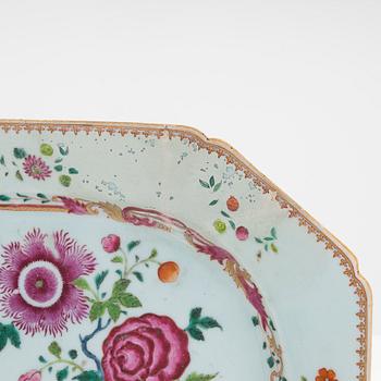 A famille rose decorated porcelain serving dish, Qing dynasty, Qianlong (1736-1795), and a  Kangxi porcelain vase.