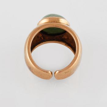 RING, 18K guld troligtvis med cabochonslipad aventurin. Vikt 7,9 gram.