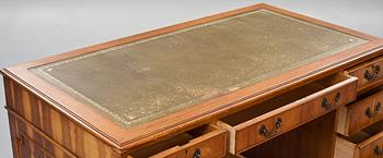 SKRIVBORD. England, 1900-talets andra hälft.