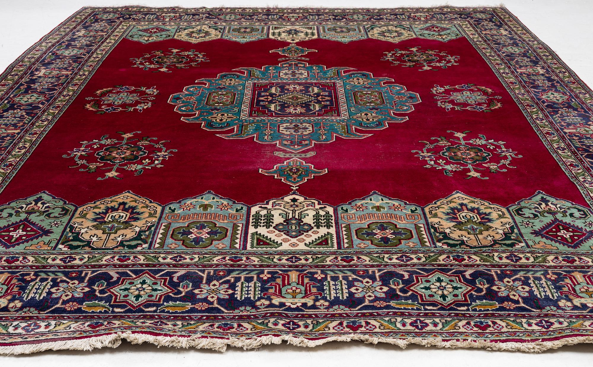 Carpet, Tabriz. Approx. 392 x 295 cm.