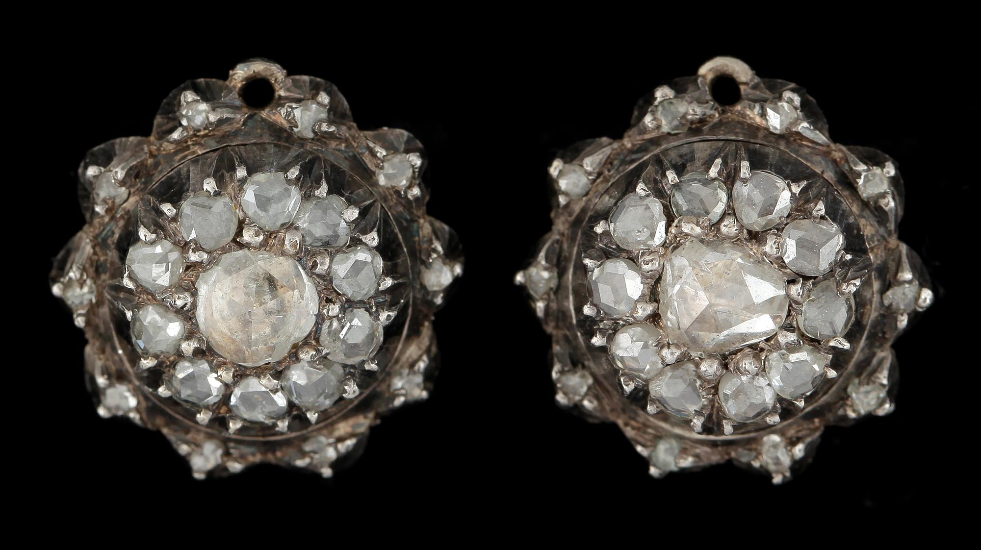 ÖRHÄNGEN OCH RING, guld och silver med rosenslipade diamanter, delvis 1700-tal. Totalvikt 15g.