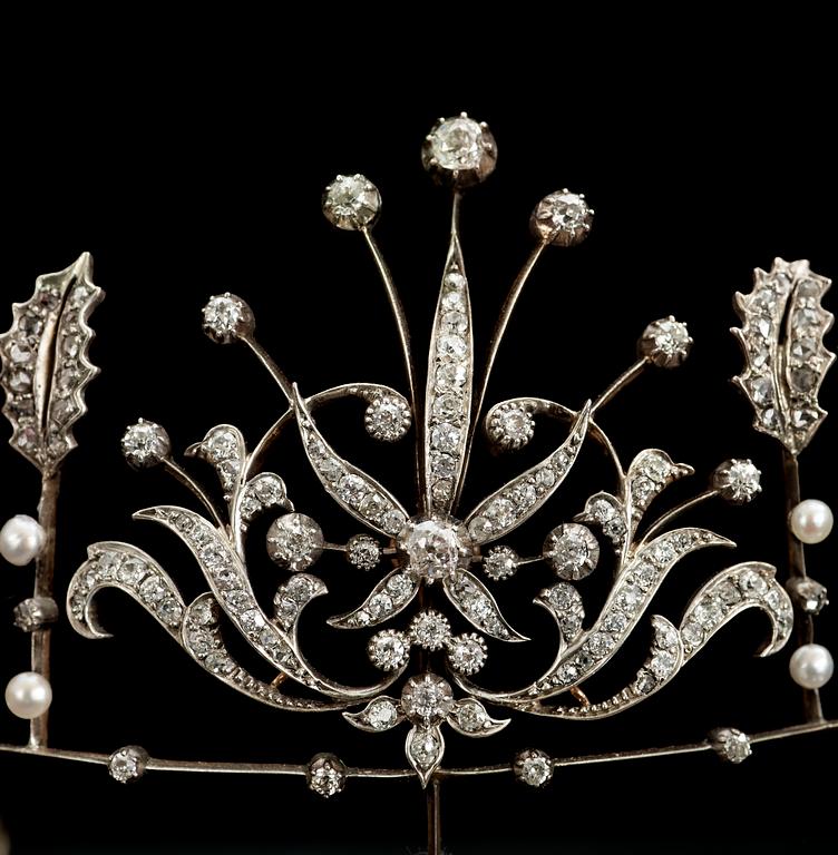 GARNITYR, 5 delar, örhängen, diadem, collier, brosch samt ring med antik- och gammalslipade diamanter, tot. ca 15 ct. 1800-talets andra hälft.