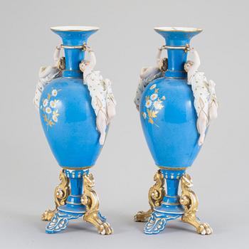 URNOR, ett par, porslin, Europa, omkring år 1900.