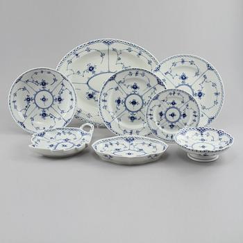 SERVISDELAR, 29 delar, porslin, "Musselmalet", Royal Copenhagen, Danmark, 1900-talets andra hälft.