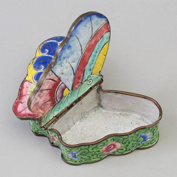 A Chinese enamel on copper butterfly shaped box with cover, Qing dynasty, 19th century.