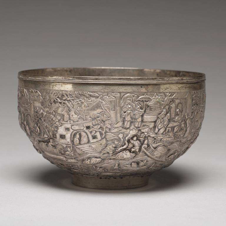 A Chinese silver bowl, late Qing dynasty circa 1900.