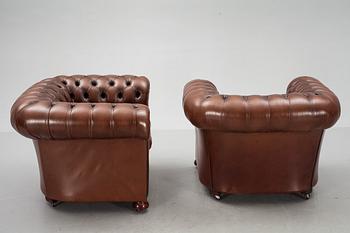 FÅTÖLJER, ett par, Chesterfield-modell 1900-talets andra hälft.