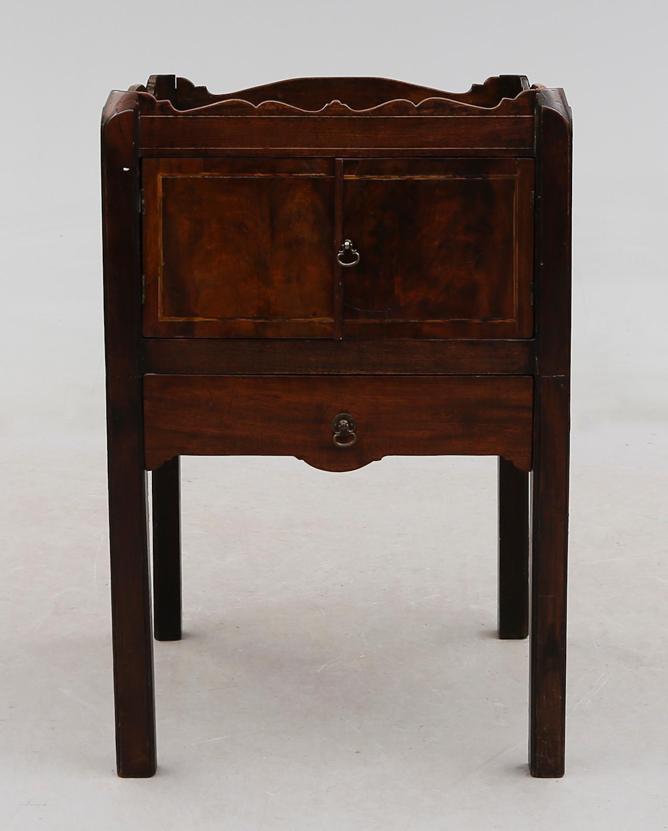 POTTSKÅP, England, 1800-tal.