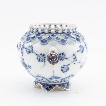 Royal Copenhagen, Bowl, porcelain, "Musselmalet helblonde", Denmark, 20th century.