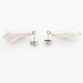 Earrings 18K white gold with cultured baroque-shaped freshwater pearls and brilliant-cut diamonds.