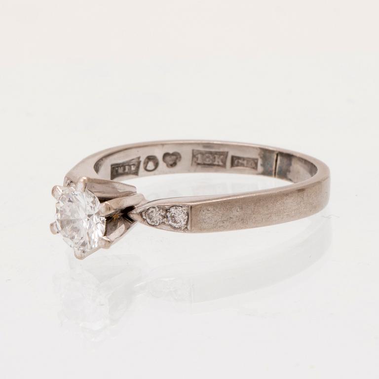An 18K white gold ring set with round brilliant cut diamonds by Lundberg Guldatelje Amie Stockholm 1977.