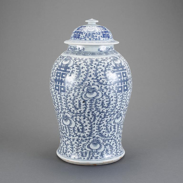 URNA MED LOCK, porslin, Kina, omkring 1900.