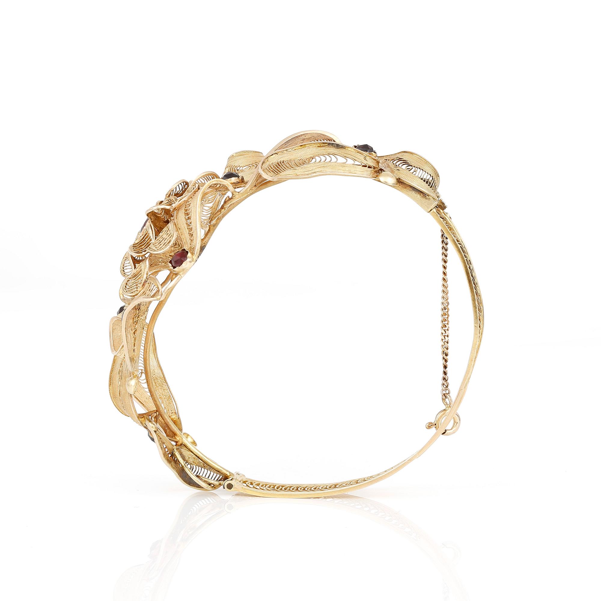 ARMRING, filigranarbete, 18 guld med granater. Stockholm 1860. Vikt ca 25 g.