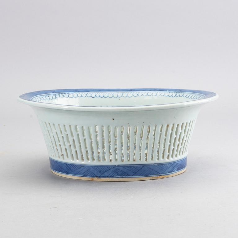 CHESTNUT BASKET, Porcelain, Qing dynasty, Jiaqing (1796-1820).