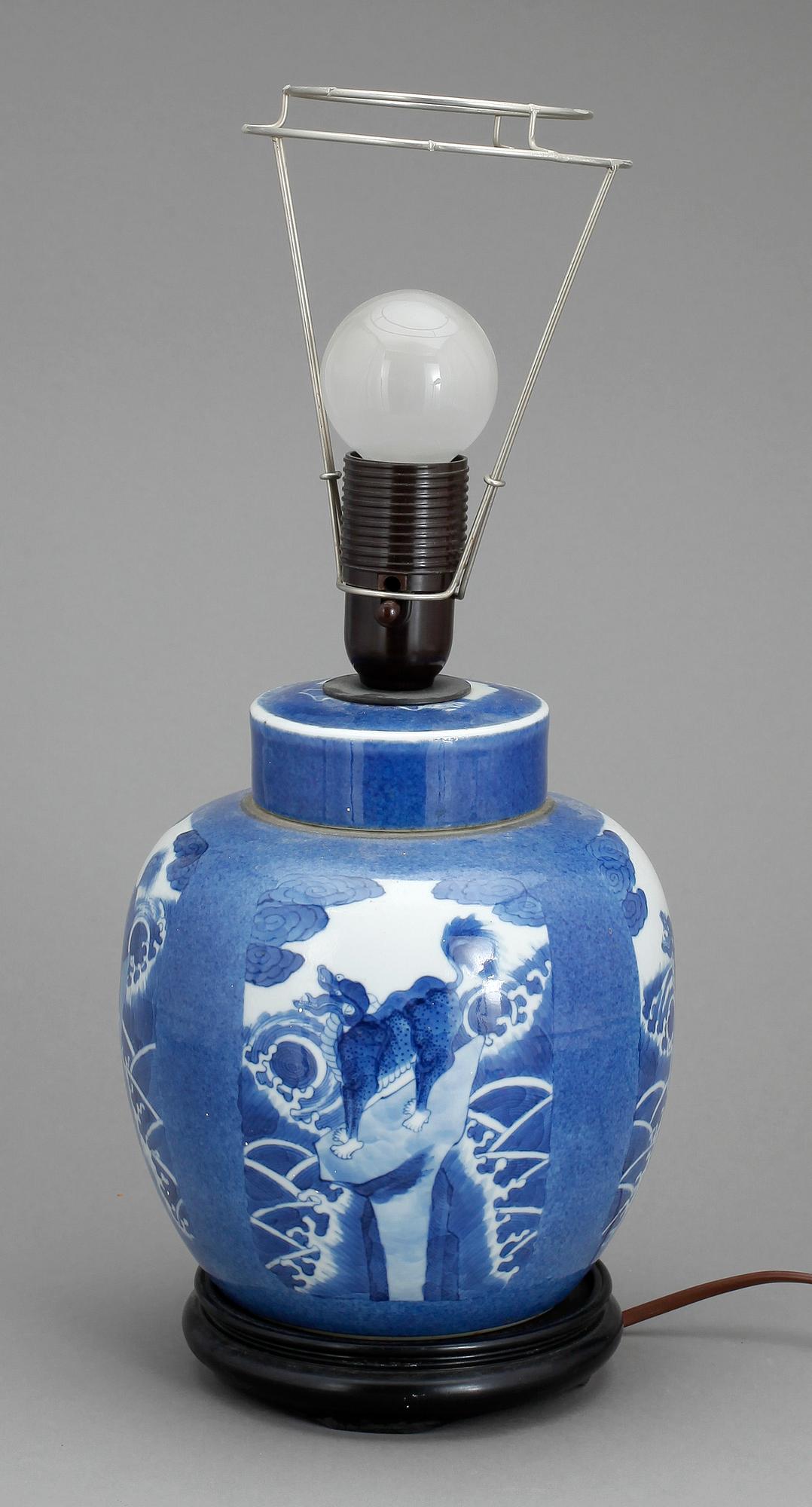BORDSLAMPA, porslin, Kina, 1900-tal.