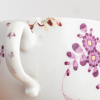 Parti porslin, 5 delar, Meissen, 1700-1800-tal, samt Tekanna med meissenliknande märke.