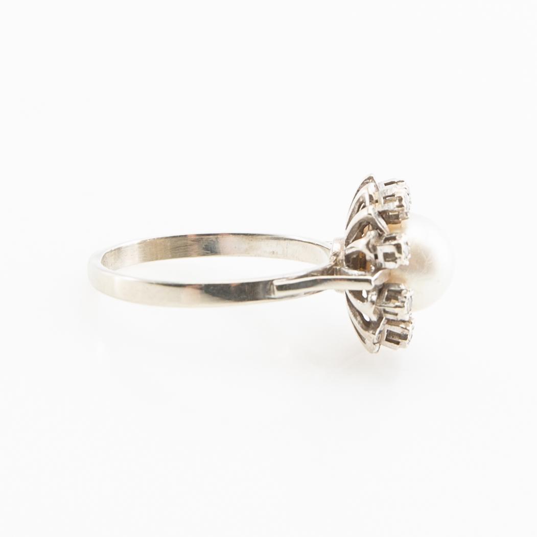 Ring, silver with a pearl and brilliant-cut diamonds.