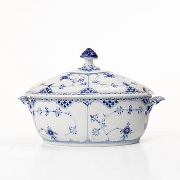Royal Copenhagen, Dinner service, 31 pieces, “Musselmalet Halvblonde”, Denmark.