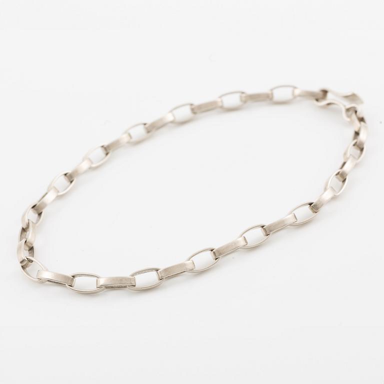 Sven-Erik Högberg samt Annette och Marie Högberg, ring, armband och collier.