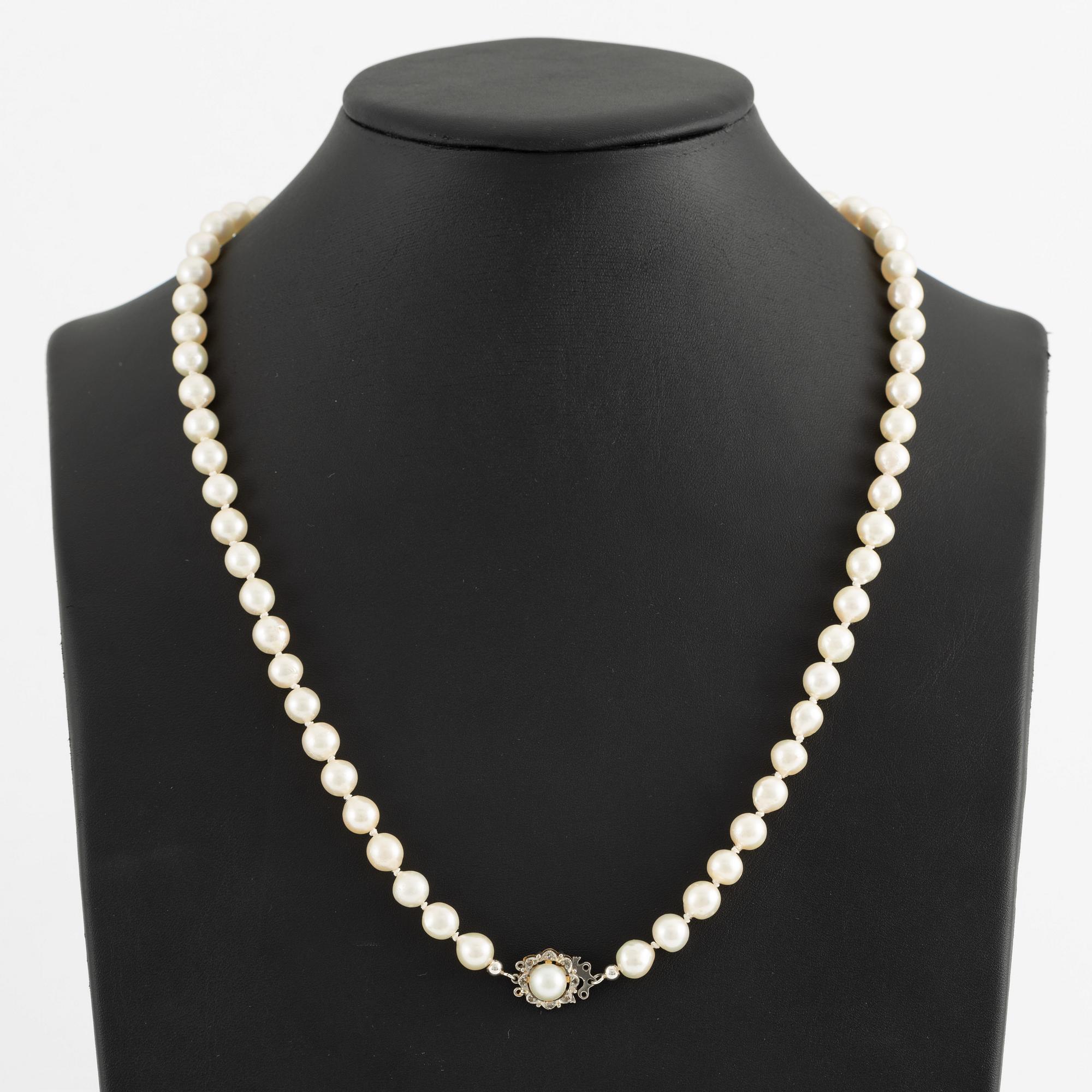 Collier odlade pärlor lås 18K guld med stenar.