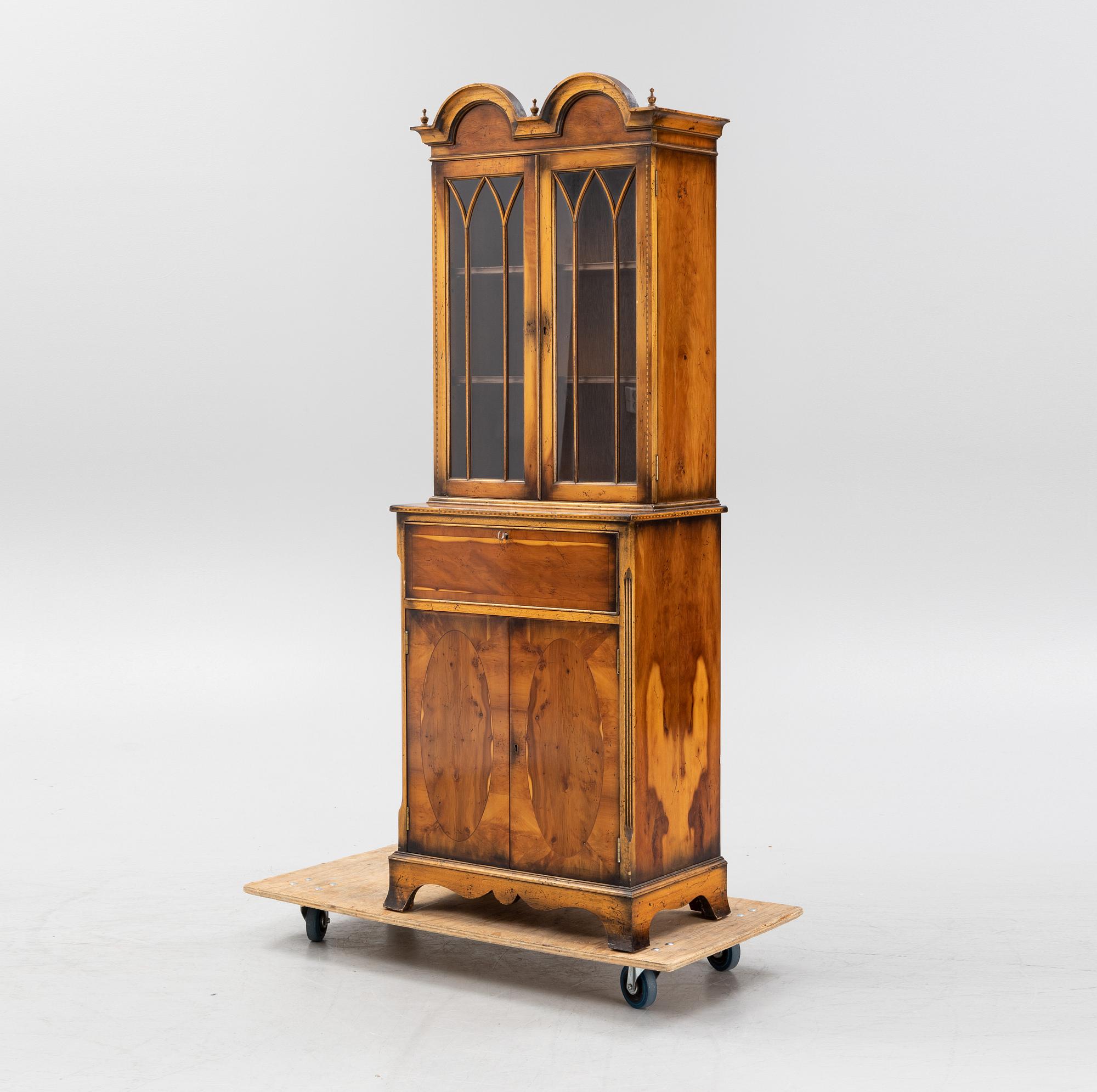 Vitrinskåp, England, sent 1900-tal.