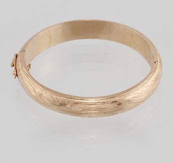 ARMRING, 18K guld, utländska stämplar. Vikt 28,5 gram.