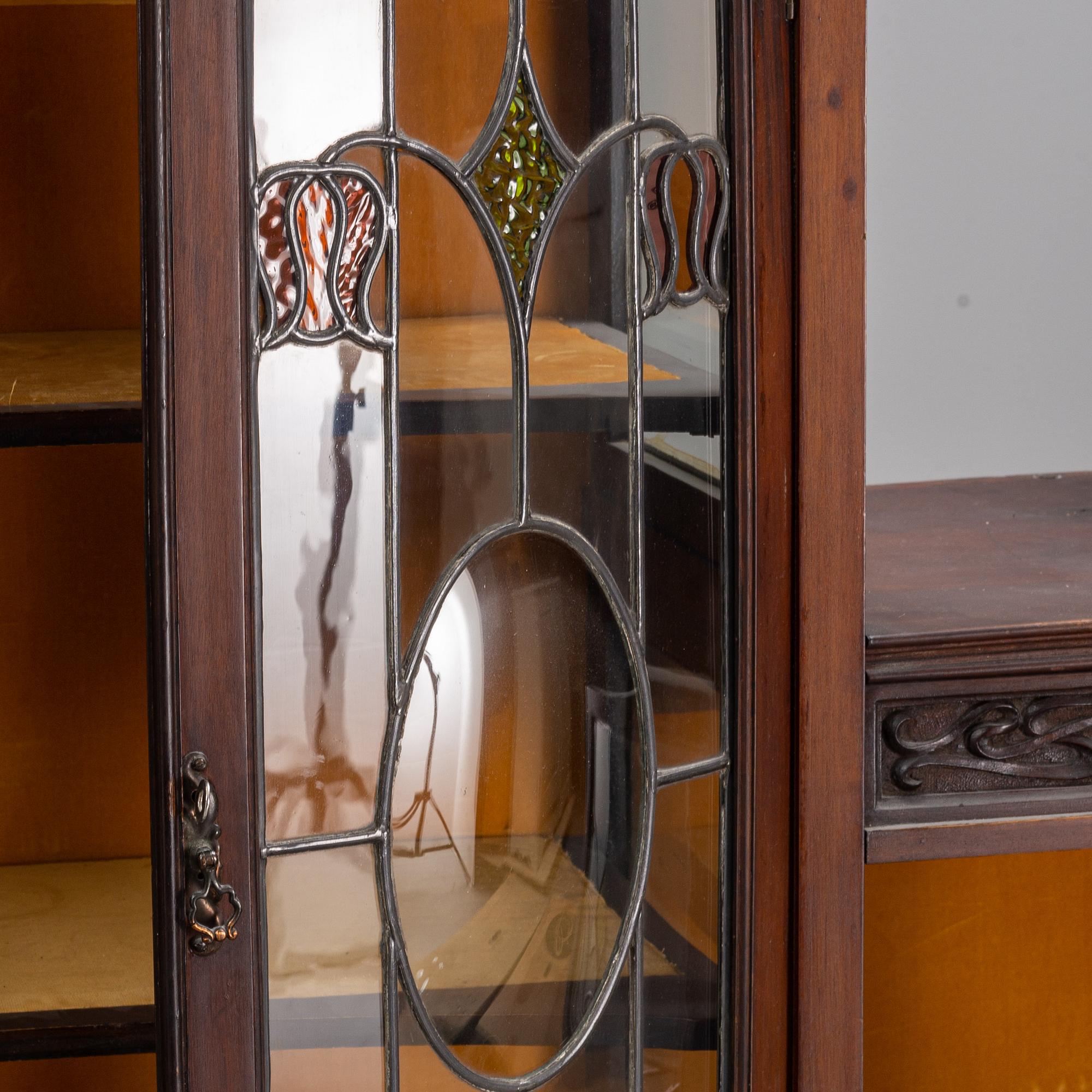 An art noveau vitrine cabinet, early 20th Century.