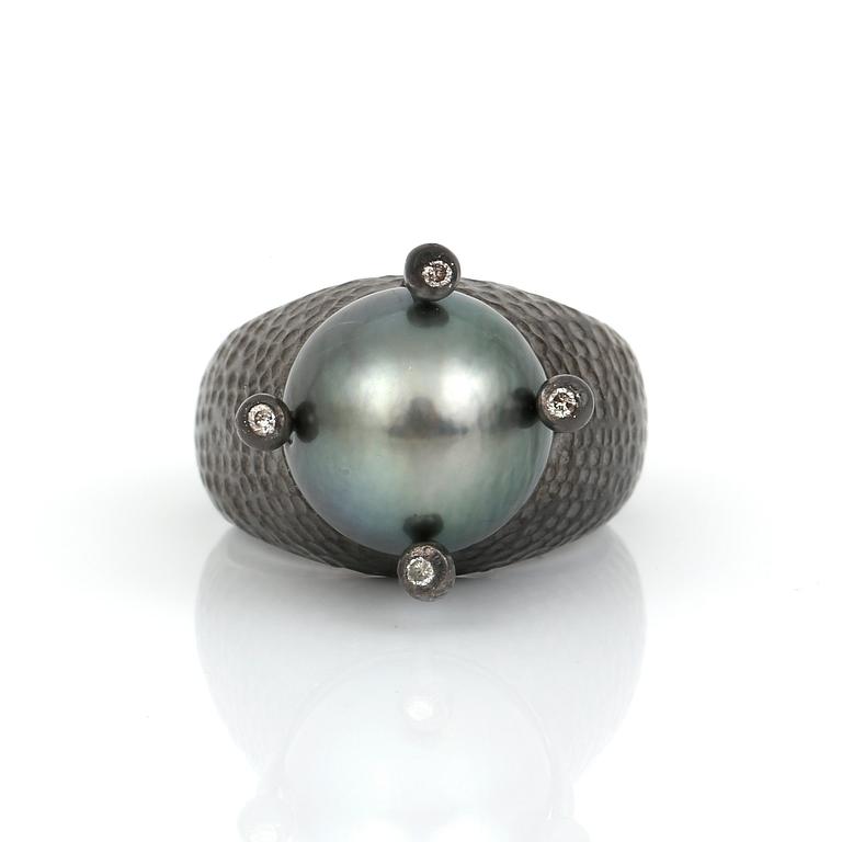 RING, silver med grå South Sea pärla och små diamanter tot ca 0,04 ct. Total vikt 11,67 g.