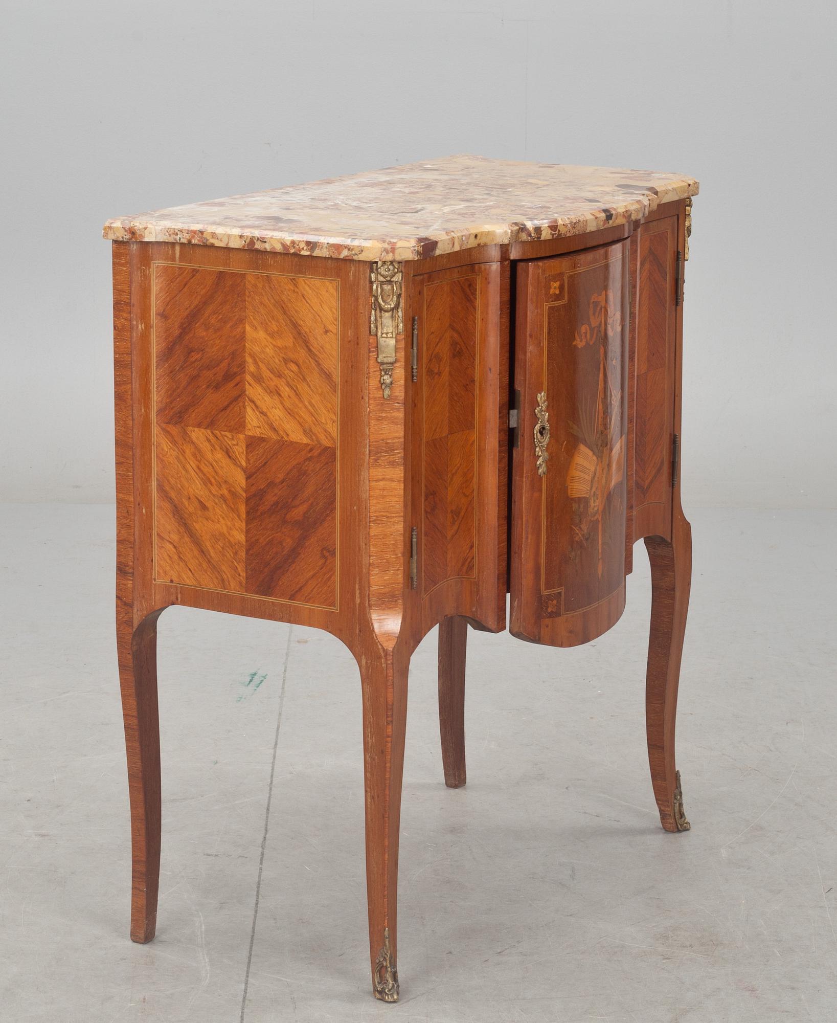 SKÅP med stenskiva, Louis XVI-stil, 1900-talets första hälft.