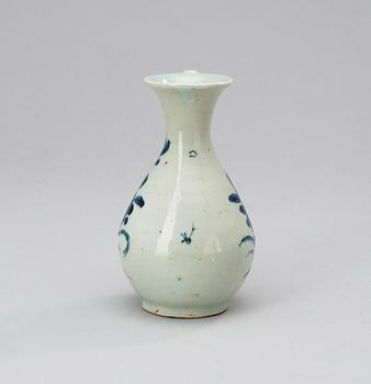 An 18th Century Japanese porcelaine jug of wine.