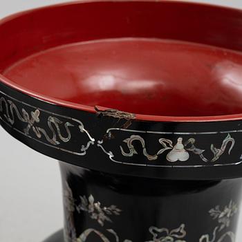 A pair of lacquer ware urns, Japan, early 20th century.